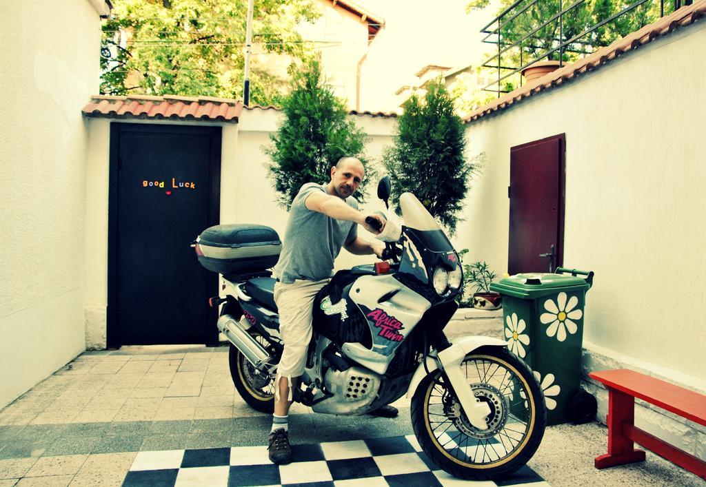 10 Coins Hostel & Tours Sofia Bagian luar foto